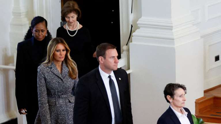 Οι Πρώτες Κυρίες: Η σπάνια κοινή εμφάνιση και το μεγάλο φάουλ της Μελάνια που προσπάθησε να ξεχωρίσει