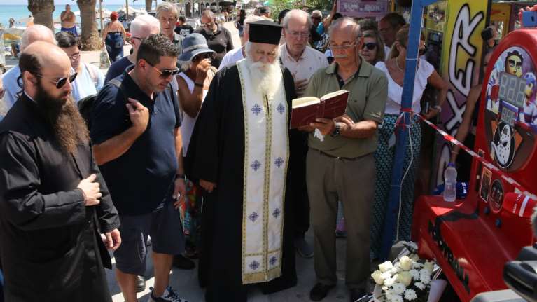 Χαλκιδική: Βουβός πόνος και συγκίνηση στο τρισάγιο για τον 19χρονο που έχασε τη ζωή του στο μοιραίο λούνα παρκ