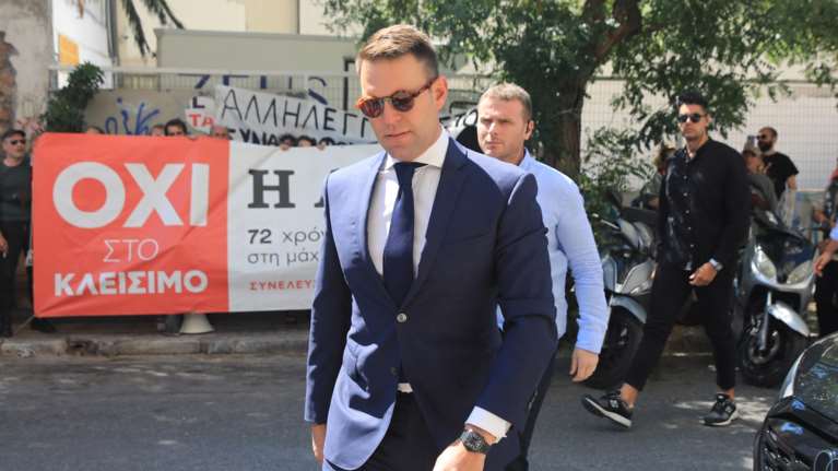 Έντονο τετ-α-τετ Κασσελάκη με εργαζόμενους στην "Αυγή" έξω από την Κουμουνδούρου - Τους κάλεσε στη συνεδρίαση [βίντεο]