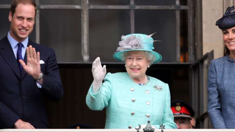 Το δώρο που θα μπορούσε να εξελιχθεί σε διασυρμό: Τα πρώτα Χριστούγεννα της Κέιτ με την Ελισάβετ και η γκάφα της