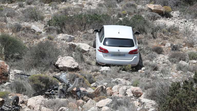 Αυτοκίνητο έπεσε στον γκρεμό στα Λιμανάκια Βουλιαγμένης - Απεγκλωβίστηκαν οι δύο επιβάτες [εικόνες - βίντεο]