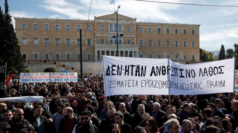 Politico: Ο Μητσοτάκης αντί να προετοιμάζει εκλογές, βρίσκεται αντιμέτωπος με διαδηλώσεις, μολότοφ και οργή για τα Τέμπη