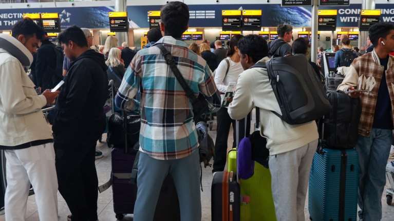 Γολγοθάς για χιλιάδες επιβάτες στα ευρωπαϊκά αεροδρόμια - Προς ακύρωση σχεδόν οι μισές πτήσεις της Κυριακής μετά την κυβερνοεπίθεση