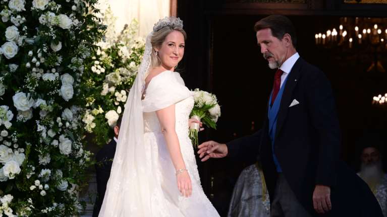 Ρομαντική και vintage νύφη η Θεοδώρα: Το Celia Kritharioti πριγκιπικό νυφικό με το δαντελένιο πέπλο και η Cartier τιάρα της μητέρας της