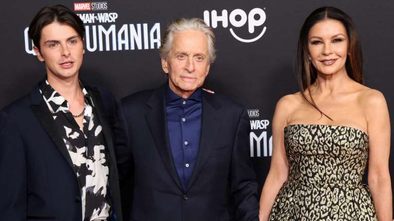 Κάθριν Ζέτα Τζόουνς: Υπέρλαμπρη με απίθανο μπροκάρ λεοπάρ φόρεμα και τους άνδρες της ζωής της