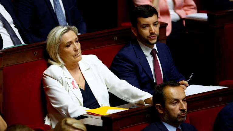 Από μία κλωστή η κυβέρνηση Μπαρνιέ στη Γαλλία - Τελεσίγραφο από τη Λε Πεν