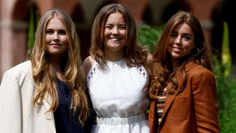 Οι τρεις πριγκίπισσες και η κομψή βασίλισσα: Οι Μαξίμα και οι κόρες με casual chic σύνολα στα καλοκαιρινά πορτρέτα τους