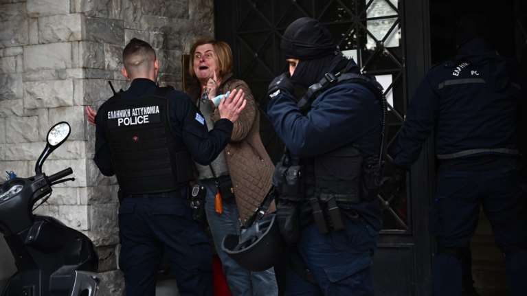 Η σύλληψη της συνταξιούχου δημοσιογράφου Ιωάννας Κολοβού: Της έκαναν έξωση, επεισόδια και χημικά [εικόνες - βίντεο]