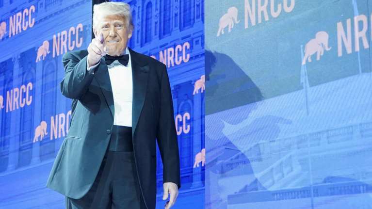 &quot;Μου τηλεφωνούν χώρες και μου φιλάνε τον κ@λο για μια συμφωνία&quot;: Προκαλεί χυδαία ο Τραμπ για τους δασμούς