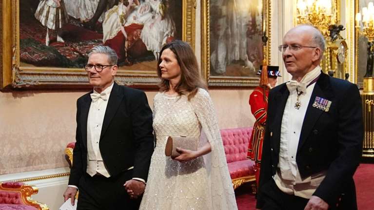 Η Πρώτη Κυρία της Αγγλίας είχε κλέψει τις εντυπώσεις στο Μπάκιγχαμ: Ποια είναι η δικηγόρος Βικτόρια Στάρμερ με το πριγκιπικό φόρεμα