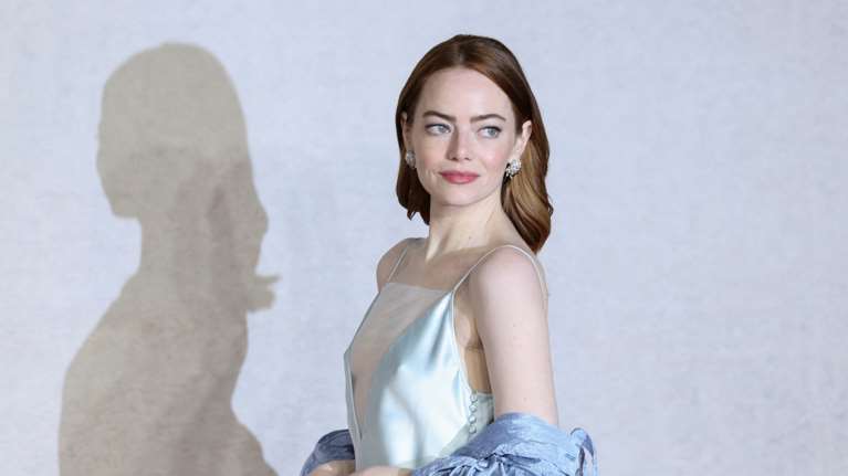 Chic and simple: Εκθαμβωτική στο κόκκινο χαλί με baby blue slip dress Louis Vuitton η Έμμα Στόουν