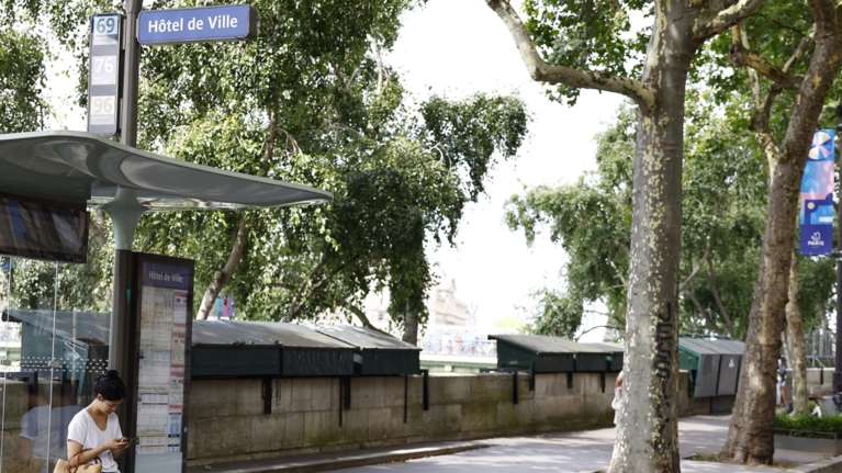 Αγνώριστο το Παρίσι: Άδειοι δρόμοι, κλειστά καταστήματα, κιγκλιδώματα παντού - Οι Ολυμπιακοί Αγώνες έδιωξαν τους τουρίστες