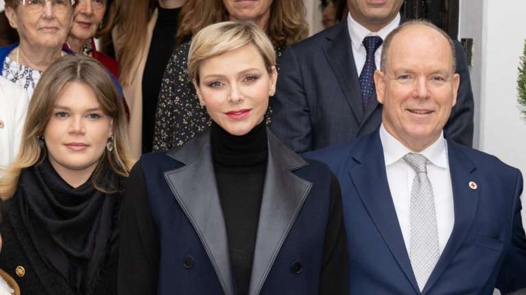 Το αμάνικο παλτό της πριγκίπισσας Σαρλίν: Η πρωινή εμφάνιση στο παλάτι του Μονακό και το στιλάτο look της