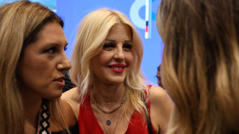 Έλενα Ράπτη: Barby girl στο Ζάππειο - Το ροζ girly φόρεμα που συνδύασε με nude γόβες