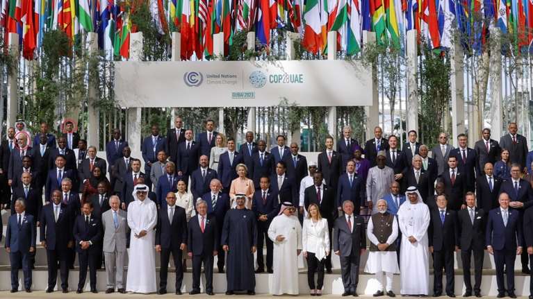 Στην τελευταία σειρά στην οικογενειακή φωτογραφία των ηγετών στην COP28 ο Ρίσι Σούνακ - &quot;Πίσω κι από την Αλβανία&quot;