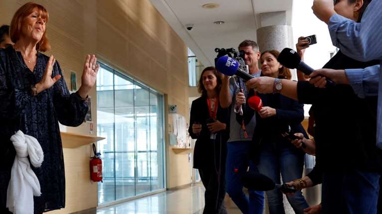 Καταχειροκροτήθηκε η Πελικό μετά την κατάθεσή της στη δίκη των βιαστών της: &quot;Ζιζέλ, οι γυναίκες σε ευχαριστούν&quot;