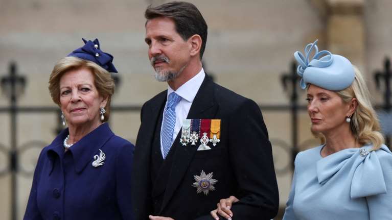 Αννα Μαρία: Κομψή με απίθανο καφτάνι Zeus +Dion σε πολυτελές πάρτι στην άμμο μαζί με τη Μαρί Σαντάλ και τα εγγόνια της