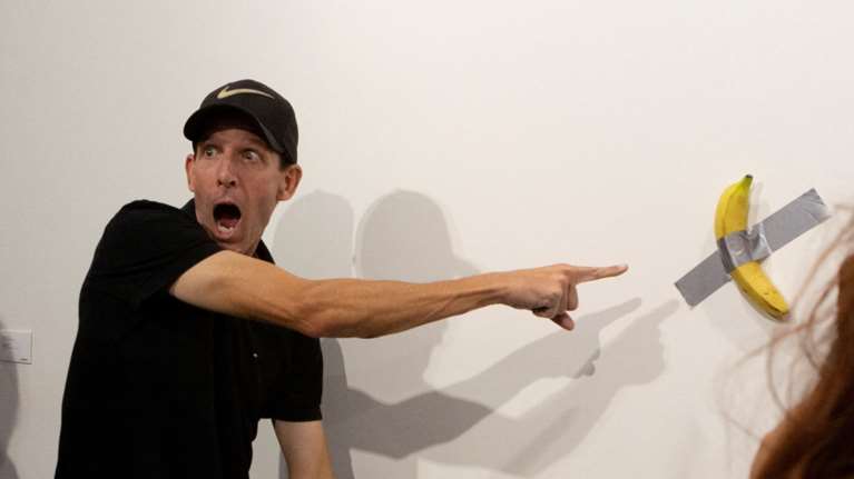 &quot;Μπανάνα κολλημένη σε τοίχο με μονωτική ταινία&quot;: Είναι έργο τέχνης; Κορυφαίος επιχειρηματίας έδωσε 6,2 εκατ. δολάρια