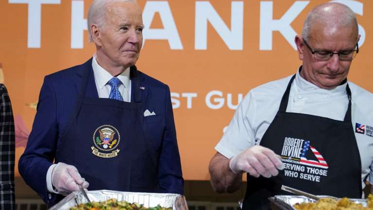 Το μόνιμο παράπονο του Μπάιντεν: "Με απέλυσαν", είπε καθώς σέρβιρε το γεύμα των Ευχαριστιών [βίντεο]