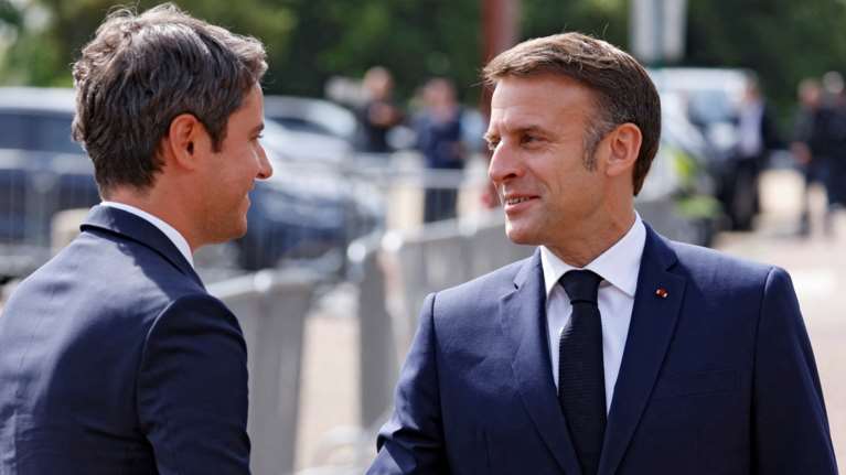 Εξελίξεις στη Γαλλία: Παραμένει πρωθυπουργός ο Γκαμπριέλ Αττάλ - Παίζει καθυστερήσεις ο Μακρόν