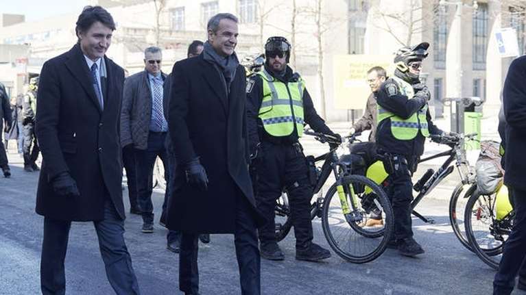 25η Μαρτίου: Κυριάκος Μητσοτάκης και Τριντό μαζί στη μεγάλη παρέλαση στο Μόντρεαλ [εικόνες]