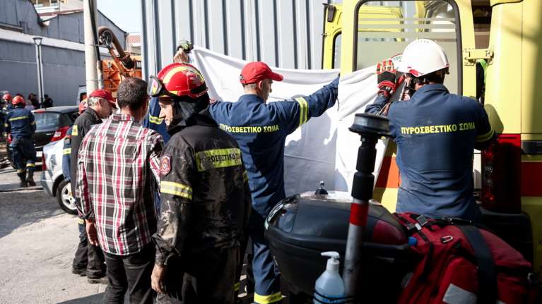 Φωτιά σε διαμέρισμα στη Γλυφάδα: Απανθρακωμένη ηλικιωμένη γυναίκα