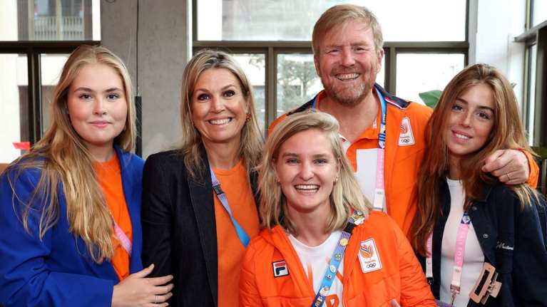 Zara, σνίκερς και πανάκριβες τσάντες: Οι royals της Ολλανδίας απογείωσαν τη διπλωματία της μόδας στο Παρίσι