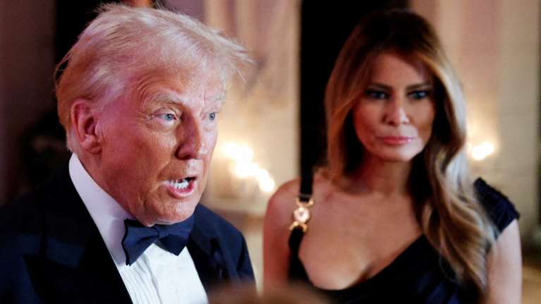 Ο χορός του Τραμπ και της Μελάνια στο Πρωτοχρονιάτικο ρεβεγιόν: Στους ήχους του YMCA με τον Ίλον Μασκ δίπλα τους [βίντεο]