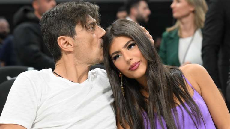 Δέσποινα Γιαννακοπούλου: Η κούκλα κόρη του Δημήτρη Γιαννακόπουλου σε δημόσια εμφάνιση με crochet jumpsuit και ασορτί μπολερό