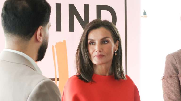 Ο &quot;απαγορευτικός&quot; συνδυασμός που τόλμησε η Λετίσια: Μοντέρνα βασίλισσα - fashionista στην Ολλανδία