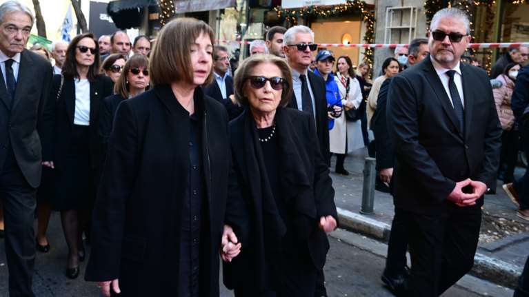 "Δεν είναι σε αντιδικία με την πολιτεία η Δάφνη Σημίτη για να αποποιηθεί τη σύνταξη" - Τι λέει συνεργάτης του Κώστα Σημίτη