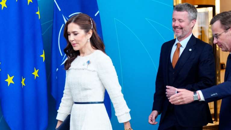 Η βασίλισσα της Δανίας έλαμψε στη Σουηδία: Το εκπληκτικό tweed φόρεμα που φόρεσε με τρεις διαφορετικούς τρόπους