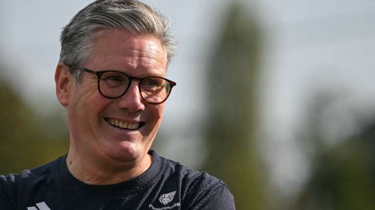 Βρετανία: Να κόψει το κάπνισμα ακόμα και στους κήπους των παμπ θέλει ο Κιρ Στάρμερ - Έρχονται μέτρα για τους εξωτερικούς χώρους