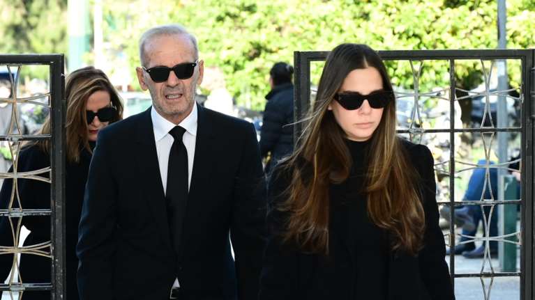 Κηδεία Αντώνη Λυμπέρη: Ο Πέτρος Κωστόπουλος στο Ά Νεκροταφείο μαζί με την κόρη του Αλεξάνδρα Κωστοπούλου