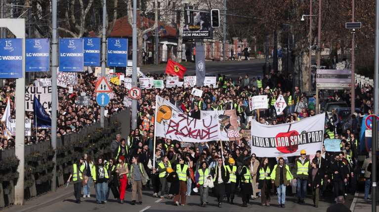 Γιατί η Σερβία παραλύει από αντικυβερνητικές διαδηλώσεις: Το σιδηροδρομικό δυστύχημα με 15 νεκρούς που θυμίζει τα Τέμπη