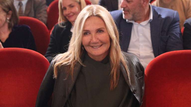 Μαρέβα Γκραμπόφσκι Μητσοτάκη: Το μονόχρωμο look σε αποχρώσεις του γκρι και το δερμάτινο oversized σακάκι σε ανδρική γραμμή