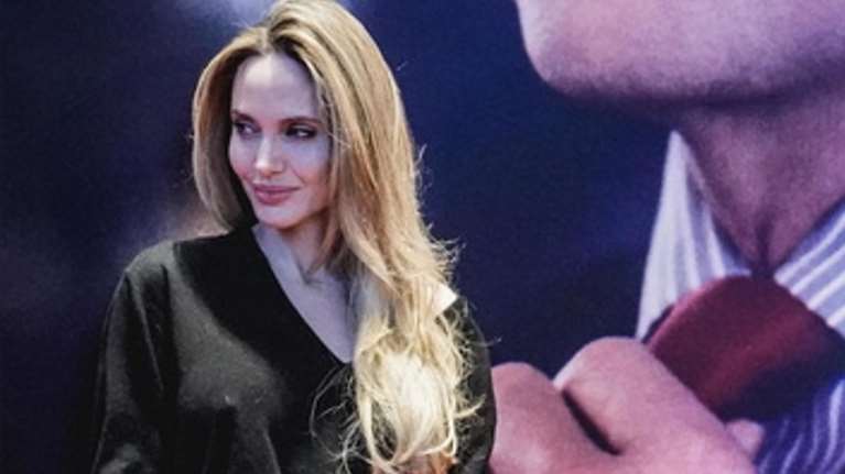 Αντζελίνα Τζολί: Η διαφορετική εμφάνιση με πουλόβερ και μπαλαρίνες στο κόκκινο χαλί - Εντυπωσίασε με την απλότητά της