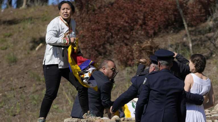 Αφή Ολυμπιακής Φλόγας: Θιβετιανοί αυτονομιστές έκαναν &quot;άνω - κάτω&quot; την Τελετή στην Αρχαία Ολυμπία [Εικόνες]