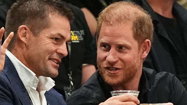 Και σόλο περνάει καλά ο πρίγκιπας Χάρι στον Καναδά- Η χειρονομία που σχολιάστηκε