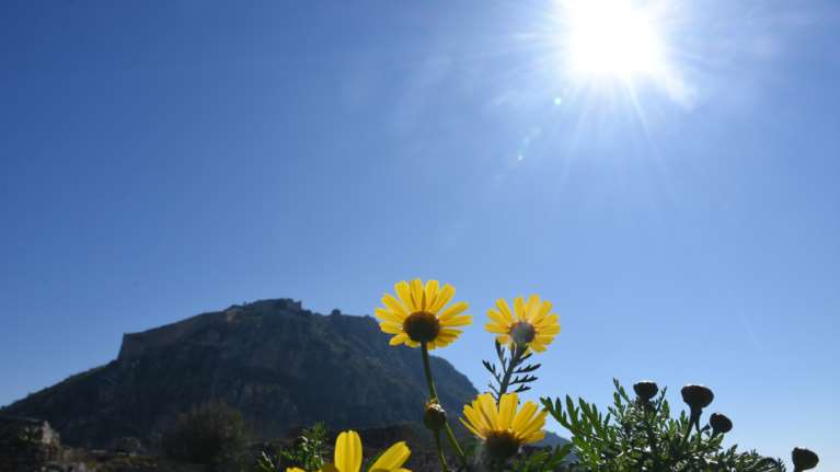 Καιρός: Ανοιξιάτικος καιρός σήμερα, ανεβαίνει ο υδράργυρος