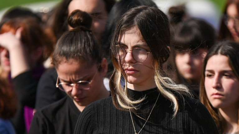 Ράγισαν καρδιές στα Τέμπη: Γέμισε με φοιτητές ο τόπος της τραγωδίας - "Δε θα σας ξεχάσουμε" [εικόνες]