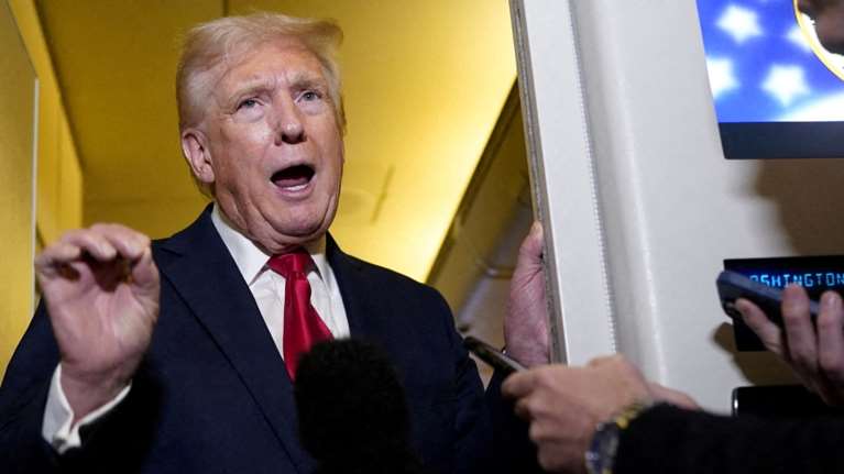 Δημοσκόπηση για Τραμπ: &quot;Αλλοπρόσαλλες&quot; οι κινήσεις στην οικονομία - Απογοητευμένοι οι Αμερικανοί με τους δασμούς