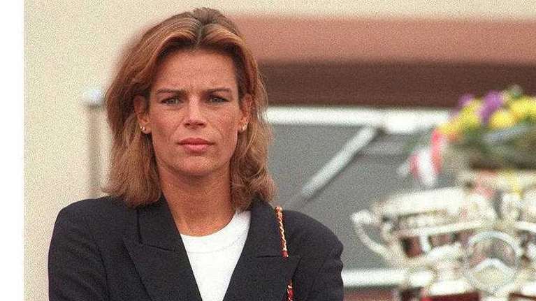 Η πριγκίπισσα έγινε ξανά μοντέλο: Η Στεφανί του Μονακό ποζάρει στα 59 της με μπουστάκι και δείχνει τους κοιλιακούς της