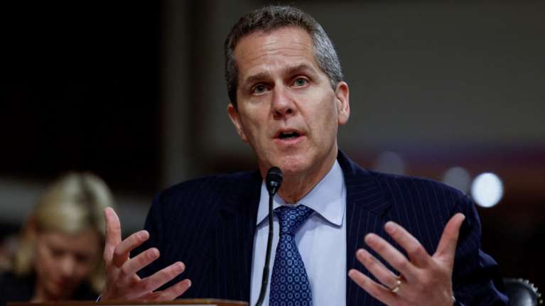 Παραιτήθηκε ο αντιπρόεδρος της FED: Λύνει τα χέρια του Τραμπ για να τοποθετήσει πρόσωπο της επιλογής του