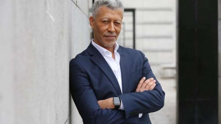 Απέλυσαν τον άνκορμαν του γαλλικού καναλιού BFM TV: Έβγαζε &quot;μαϊμού&quot; ρεπορτάζ για τα μέτρα κατά της Ρωσίας