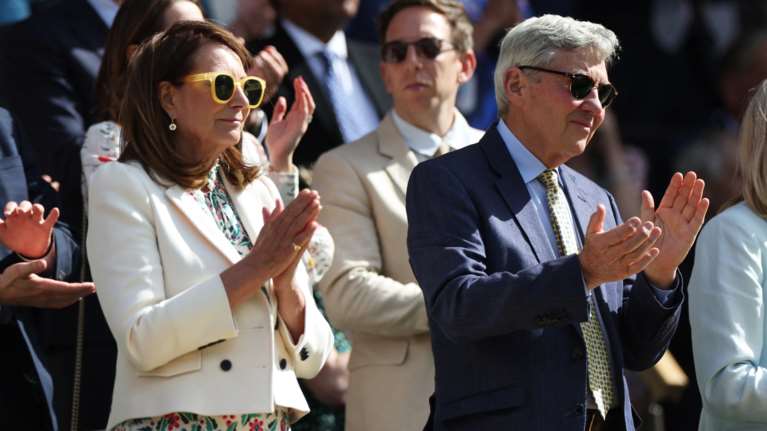 Η Κάρολ και ο Μάικλ Μίντλετον στο Royal Box του Wimbledon - Το tropical floral φόρεμα της Κάρολ που θα λάτρευε η Κέιτ