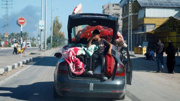 Ο ισραηλινός στρατός καλεί τους Παλαιστινίους να εκκενώσουν και τη νότια Γάζα - Πού τους λένε να πάνε