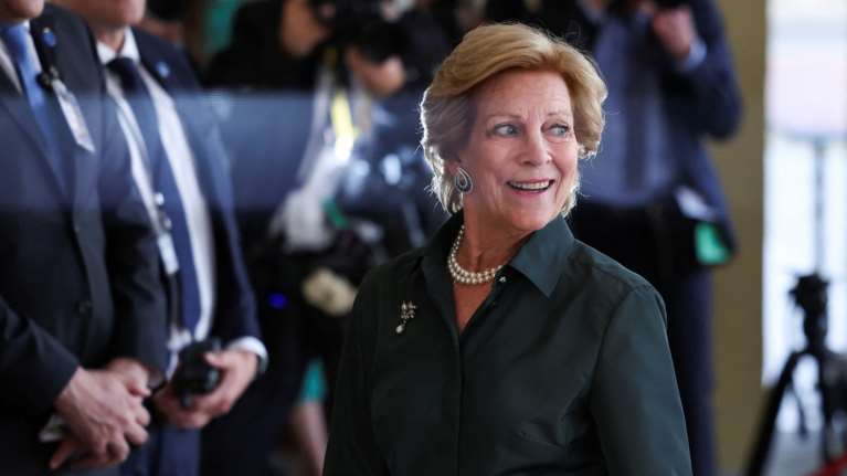 Class και αριστοκρατία: Η Άννα Μαρία σε νεαρή ηλικία με καθημερινά ρούχα και πολυτελή κοσμήματα