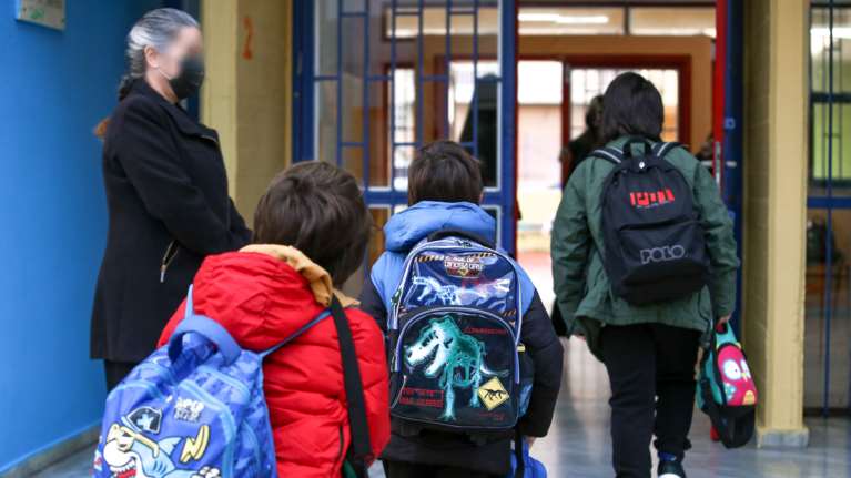 Αρνητές γονείς: Ακόμα και αφαίρεση της γονικής επιμέλειας η ποινή για όσους δεν στέλνουν τα παιδιά τους στο σχολείο