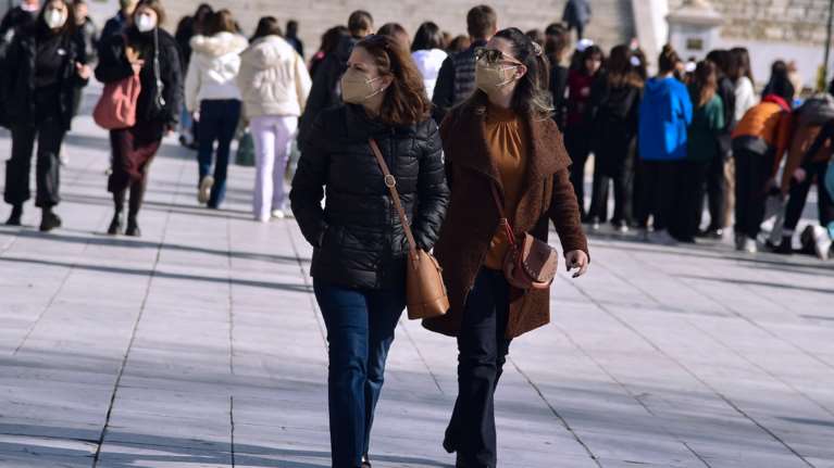 Συνεδριάζουν οι ειδικοί: Προς άρση της μάσκας στους εξωτερικούς χώρους μετά την Καθαρά Δευτέρα